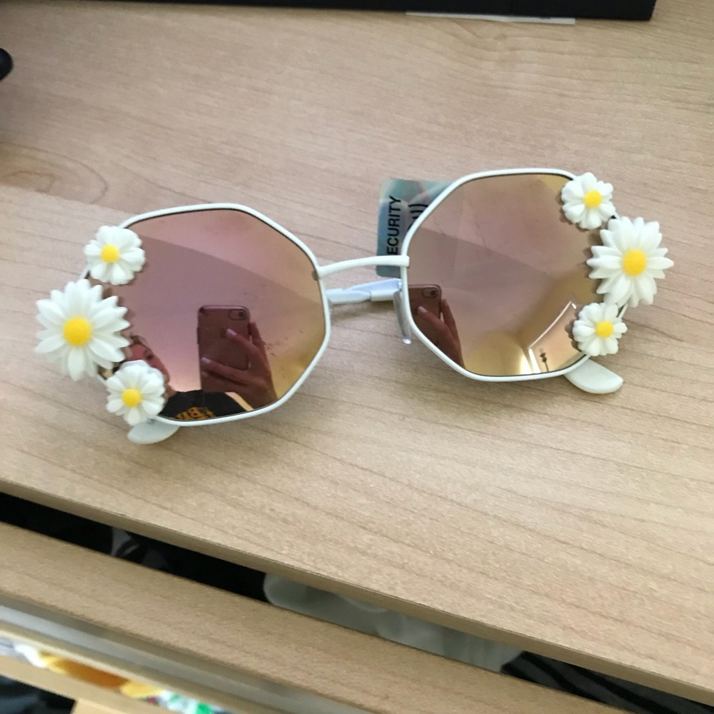 White rimmed daisy sunglasses